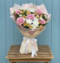 Букет цветов из:  Гвоздики, Орхидеи и Розы в Кулешовке