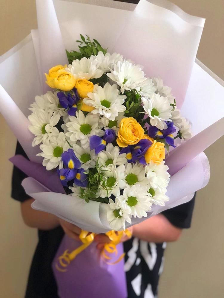Букет цветов из: Ирисы, Хризантемы и Розы в Кулешовке