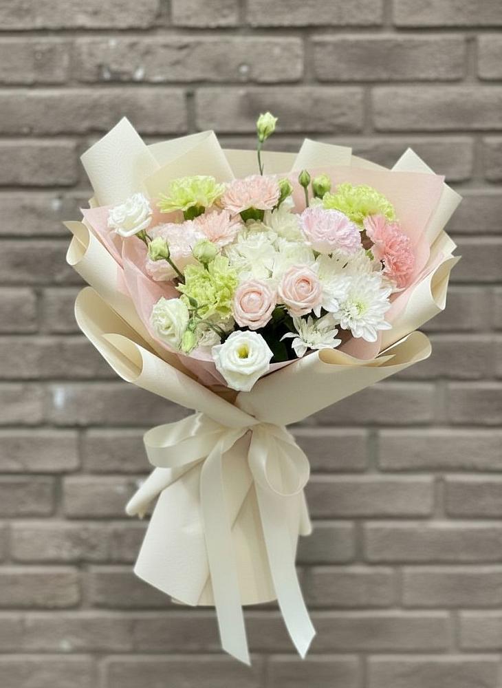 Букет цветов из: Гвоздики, Розы, Лизиантусы и Хризантемы в Кулешовке