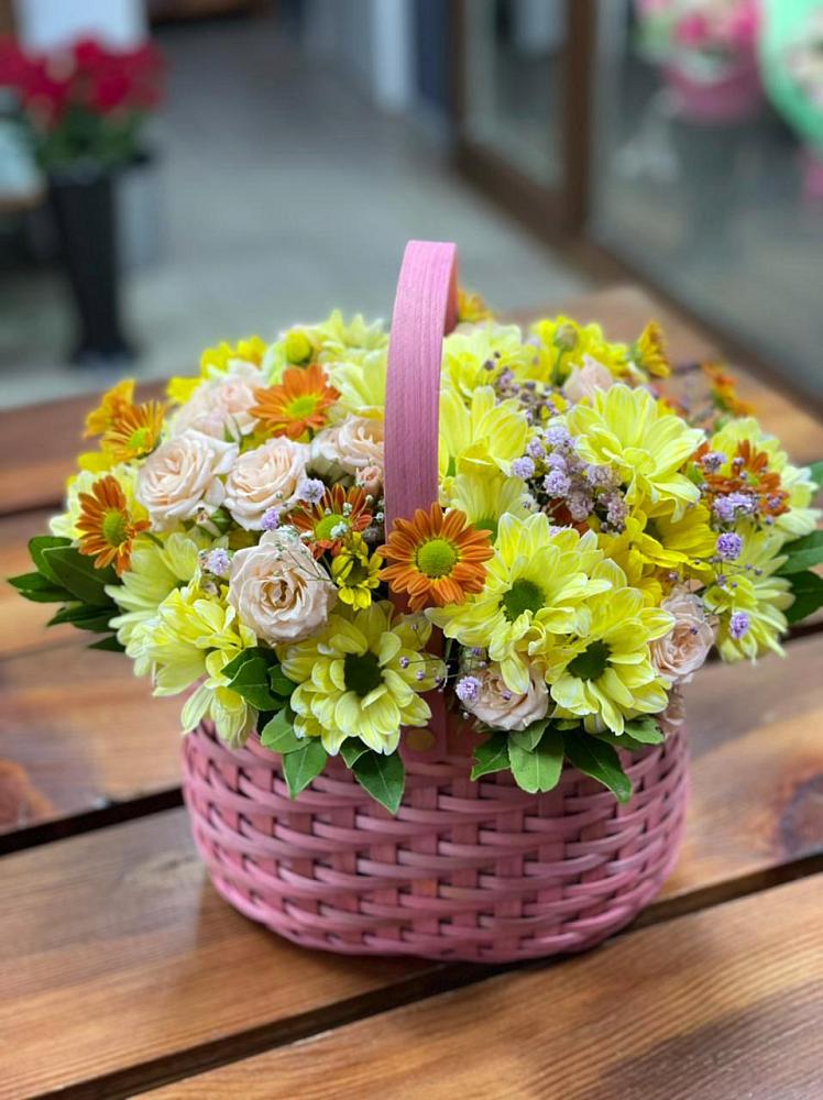 Цветочная композиция из Хризантемы и Розы в корзине в Кулешовке