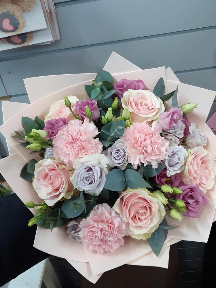 Букет цветов из: Розы, Гвоздики и Лизиантусы в Кулешовке