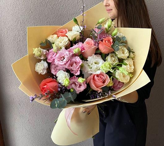 Букет цветов из: Розы, Лизиантусы и Гвоздики в Кулешовке