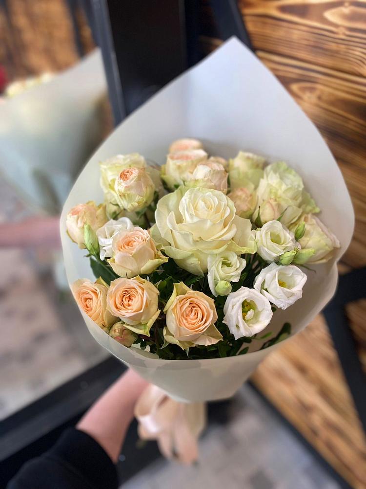 Букет цветов из: Розы и Лизиантусы в Кулешовке